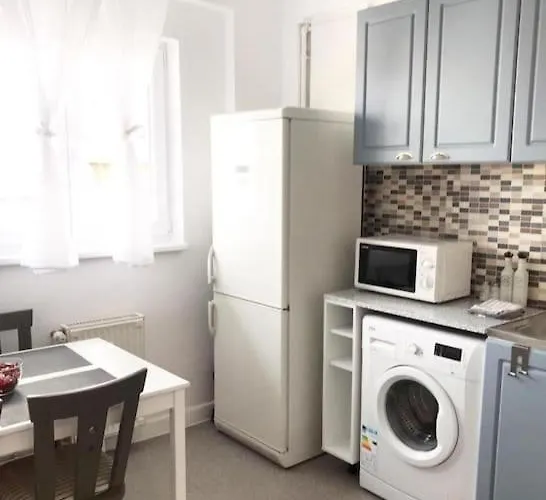 Joy Victoriei 7e-30 2 *